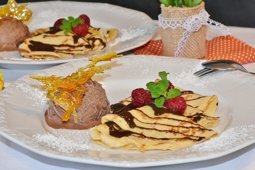Faire des crêpes au chocolat.