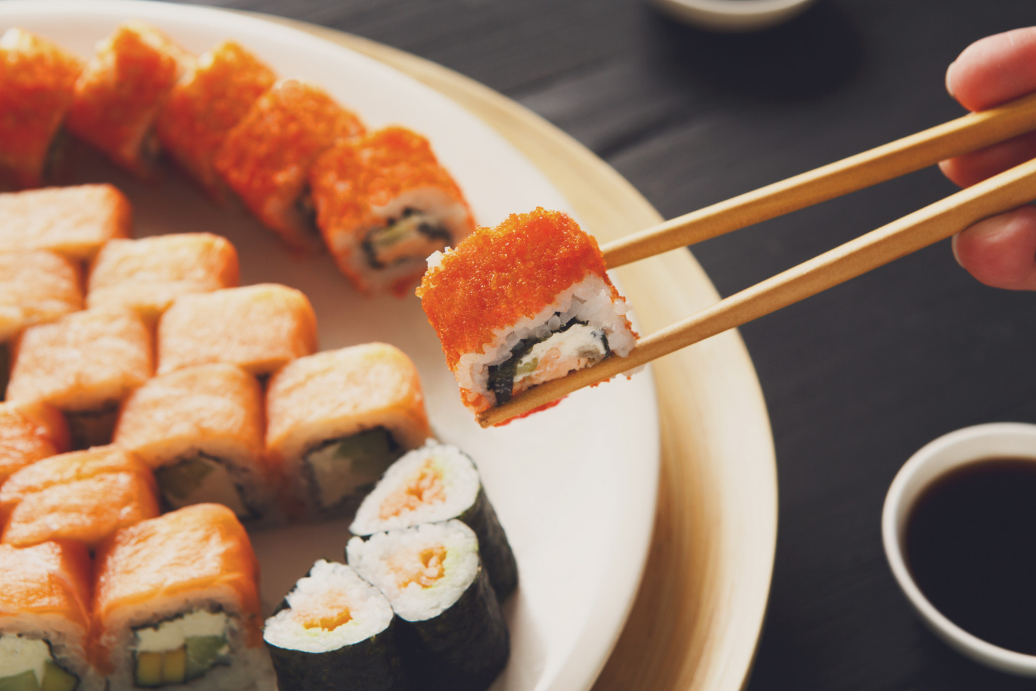 Manger des rouleaux de sushi au restaurant japonais